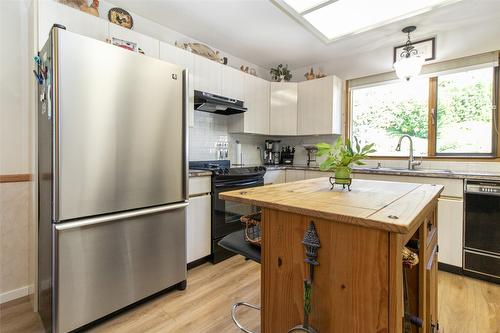 935 Sutcliffe Court, Kelowna, BC - Indoor Photo Showing Kitchen With Double Sink