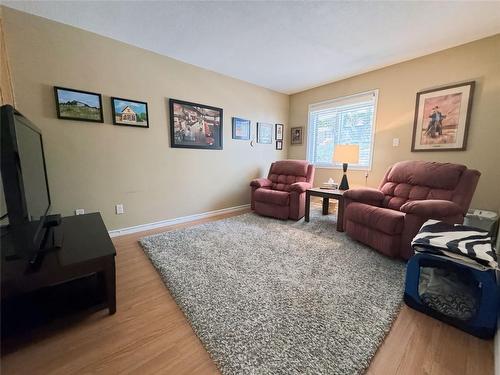 116-4630 Ponderosa Drive, Peachland, BC - Indoor Photo Showing Living Room