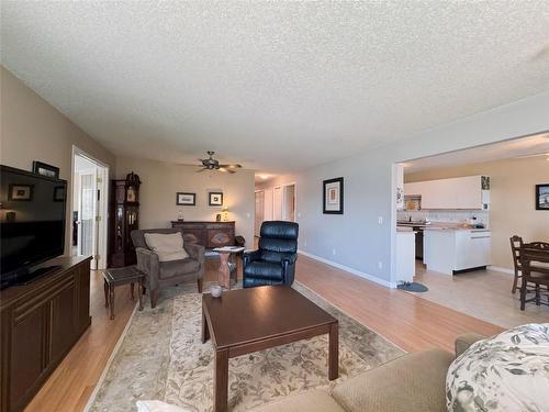 116-4630 Ponderosa Drive, Peachland, BC - Indoor Photo Showing Living Room