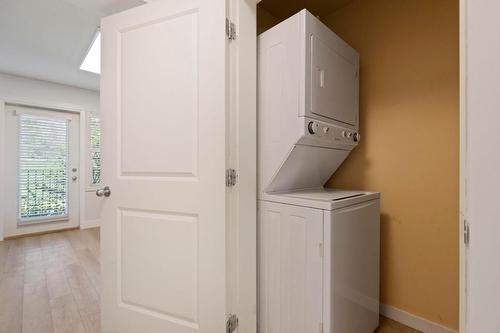 102A-1475 Glenmore Road, Kelowna, BC - Indoor Photo Showing Laundry Room