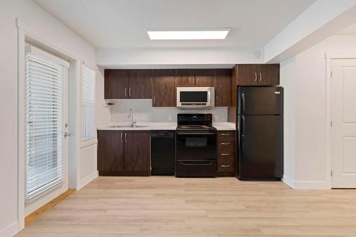 102A-1475 Glenmore Road, Kelowna, BC - Indoor Photo Showing Kitchen