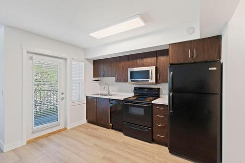 102A-1475 Glenmore Road, Kelowna, BC - Indoor Photo Showing Kitchen