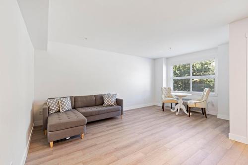 102A-1475 Glenmore Road, Kelowna, BC - Indoor Photo Showing Living Room