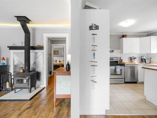 810 Patterson Avenue, Kelowna, BC - Indoor Photo Showing Kitchen