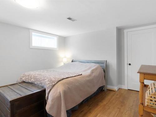 810 Patterson Avenue, Kelowna, BC - Indoor Photo Showing Bedroom