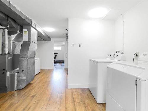 810 Patterson Avenue, Kelowna, BC - Indoor Photo Showing Laundry Room