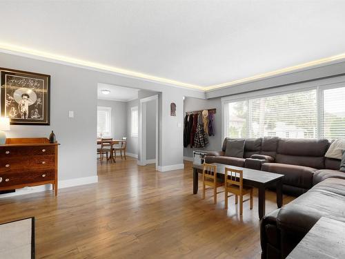 810 Patterson Avenue, Kelowna, BC - Indoor Photo Showing Living Room