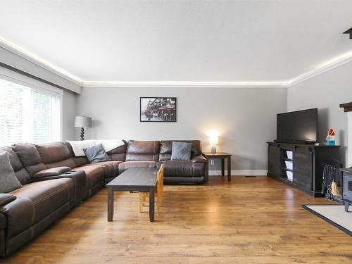 810 Patterson Avenue, Kelowna, BC - Indoor Photo Showing Living Room