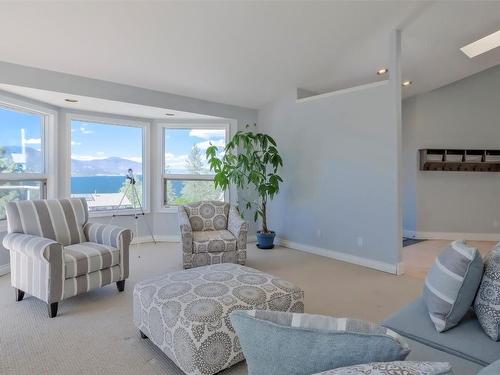 359 Stellar Drive, Kelowna, BC - Indoor Photo Showing Living Room