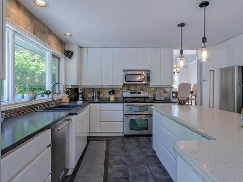 359 Stellar Drive, Kelowna, BC - Indoor Photo Showing Kitchen With Double Sink With Upgraded Kitchen