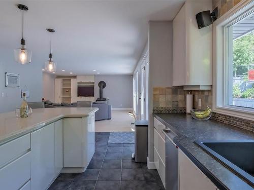 359 Stellar Drive, Kelowna, BC - Indoor Photo Showing Kitchen With Upgraded Kitchen