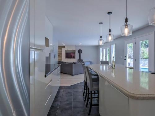 359 Stellar Drive, Kelowna, BC - Indoor Photo Showing Kitchen With Upgraded Kitchen
