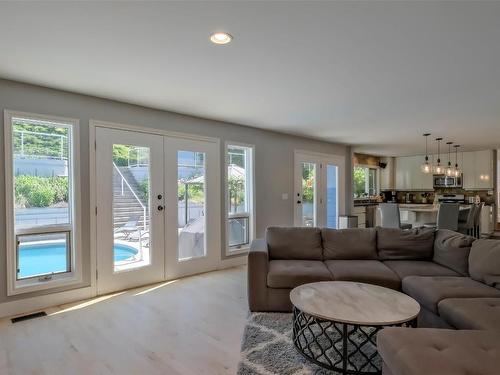 359 Stellar Drive, Kelowna, BC - Indoor Photo Showing Living Room