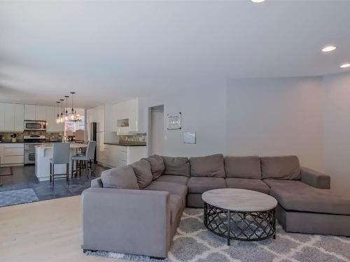 359 Stellar Drive, Kelowna, BC - Indoor Photo Showing Living Room