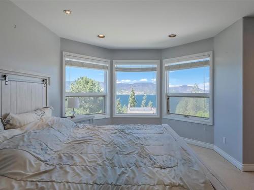 359 Stellar Drive, Kelowna, BC - Indoor Photo Showing Bedroom