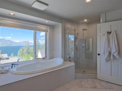 359 Stellar Drive, Kelowna, BC - Indoor Photo Showing Bathroom