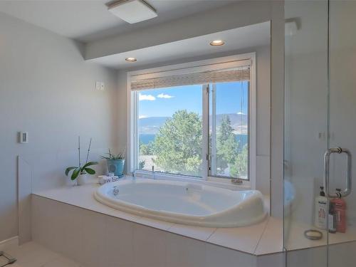 359 Stellar Drive, Kelowna, BC - Indoor Photo Showing Bathroom