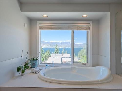 359 Stellar Drive, Kelowna, BC - Indoor Photo Showing Bathroom