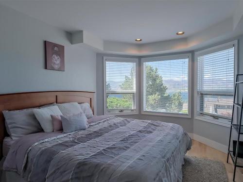 359 Stellar Drive, Kelowna, BC - Indoor Photo Showing Bedroom