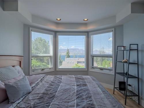 359 Stellar Drive, Kelowna, BC - Indoor Photo Showing Bedroom