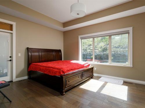 5639 Jasper Way, Kelowna, BC - Indoor Photo Showing Bedroom