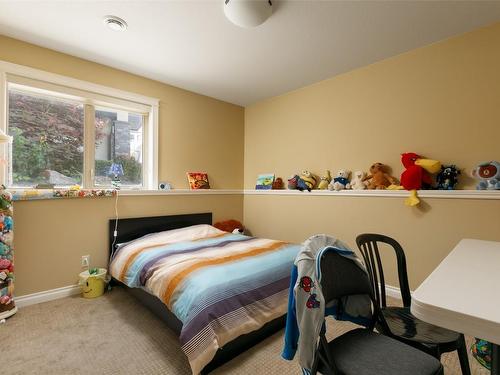 5639 Jasper Way, Kelowna, BC - Indoor Photo Showing Bedroom