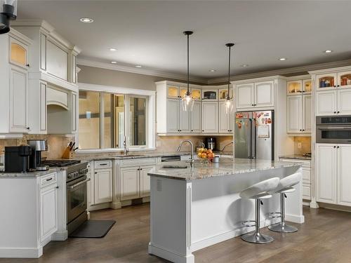 5639 Jasper Way, Kelowna, BC - Indoor Photo Showing Kitchen With Upgraded Kitchen