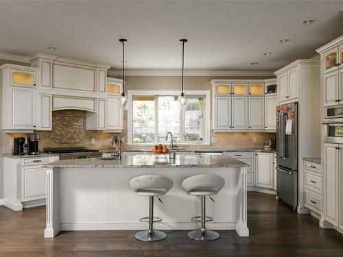 5639 Jasper Way, Kelowna, BC - Indoor Photo Showing Kitchen With Upgraded Kitchen