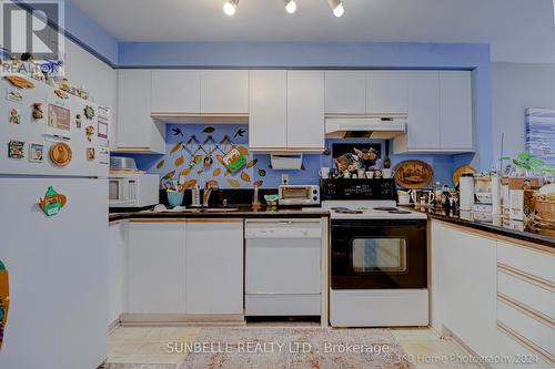 22 - 29 Goldenlight Circle, Brampton, ON - Indoor Photo Showing Kitchen