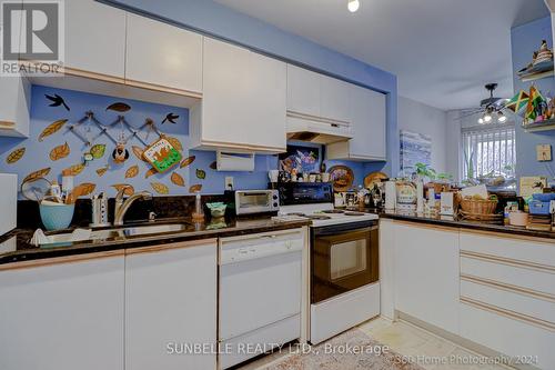 22 - 29 Goldenlight Circle, Brampton, ON - Indoor Photo Showing Kitchen