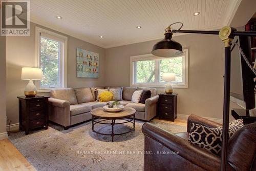 6611 Frederick Street, Burlington, ON - Indoor Photo Showing Living Room