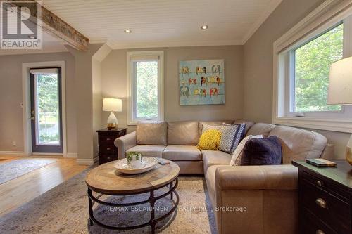 6611 Frederick Street, Burlington, ON - Indoor Photo Showing Living Room
