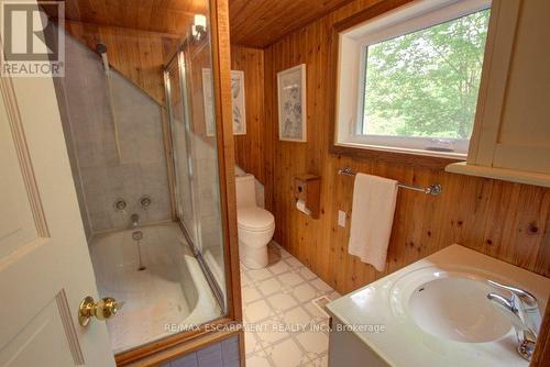 6611 Frederick Street, Burlington, ON - Indoor Photo Showing Bathroom