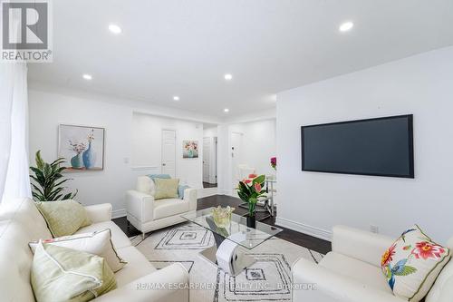 327 East 16Th Street, Hamilton, ON - Indoor Photo Showing Living Room