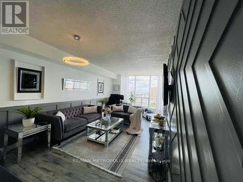 1011 - 410 Mclevin Avenue, Toronto, ON - Indoor Photo Showing Living Room