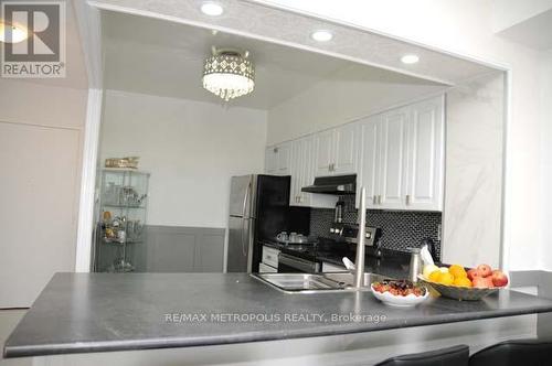 1011 - 410 Mclevin Avenue, Toronto, ON - Indoor Photo Showing Kitchen