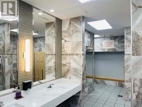 1011 - 410 Mclevin Avenue, Toronto, ON - Indoor Photo Showing Bathroom