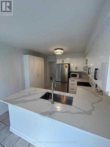 5421 Coldspring Way, Mississauga, ON - Indoor Photo Showing Kitchen