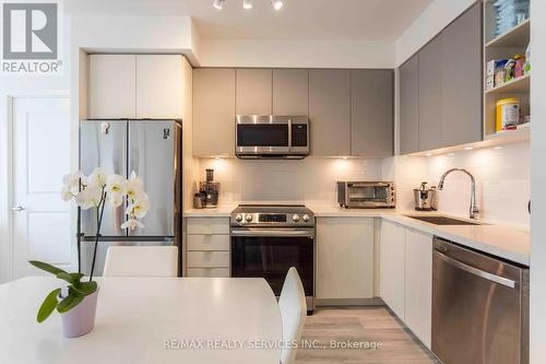 1106 - 4675 Metcalfe Avenue, Mississauga, ON - Indoor Photo Showing Kitchen With Upgraded Kitchen