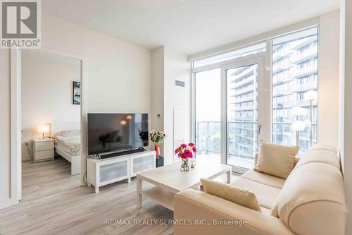 1106 - 4675 Metcalfe Avenue, Mississauga, ON - Indoor Photo Showing Living Room