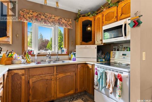 3031 Ford Street E, Regina, SK - Indoor Photo Showing Kitchen