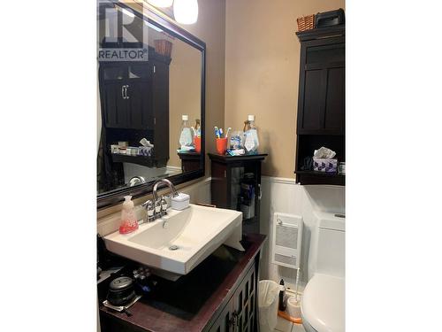 9437 6 Street, Dawson Creek, BC - Indoor Photo Showing Bathroom