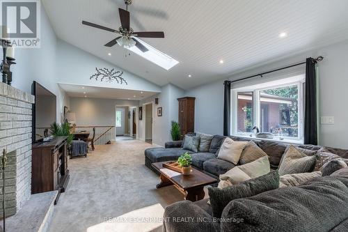 7575 Milburough Line, Milton, ON - Indoor Photo Showing Living Room