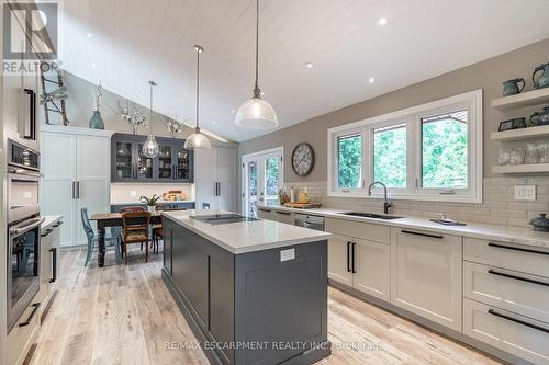 7575 Milburough Line, Milton, ON - Indoor Photo Showing Kitchen With Upgraded Kitchen