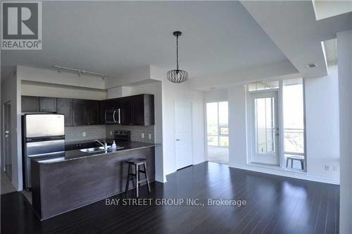 1806 - 3525 Kariya Drive, Mississauga, ON - Indoor Photo Showing Kitchen