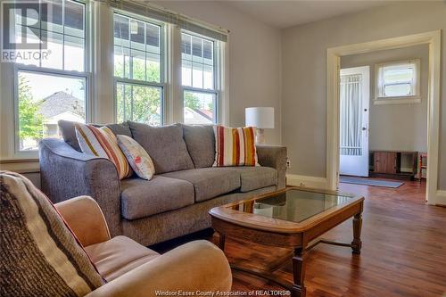 1627 Moy, Windsor, ON - Indoor Photo Showing Living Room