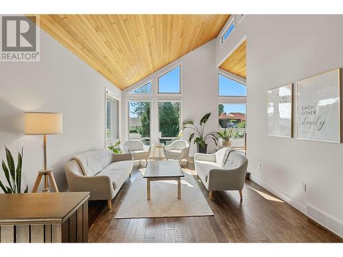 2082 Manuel Road, West Kelowna, BC - Indoor Photo Showing Living Room