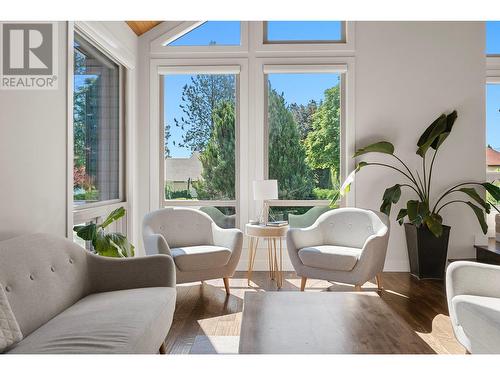 2082 Manuel Road, West Kelowna, BC - Indoor Photo Showing Living Room