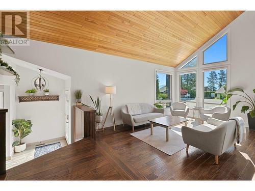 2082 Manuel Road, West Kelowna, BC - Indoor Photo Showing Living Room