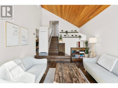 2082 Manuel Road, West Kelowna, BC - Indoor Photo Showing Living Room